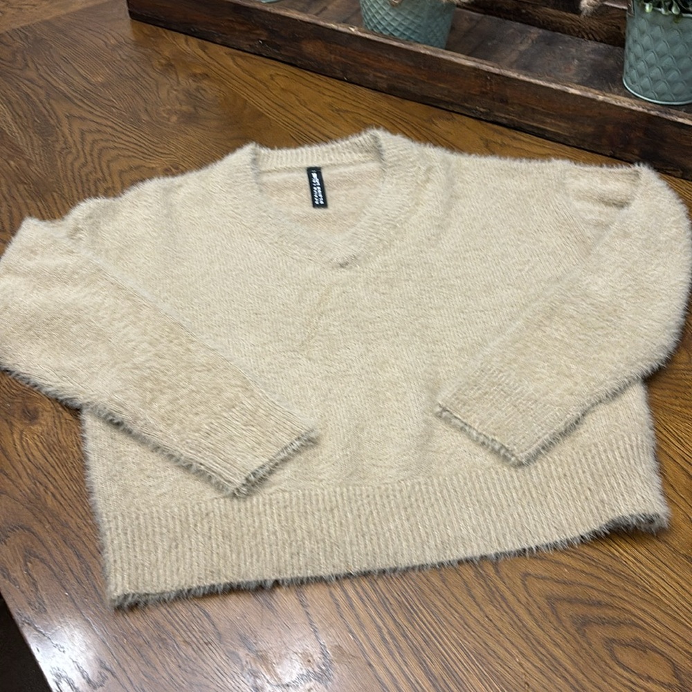 DESIGN LAB Eyelash Knit V Neck Sweater - Picture 3 of 6